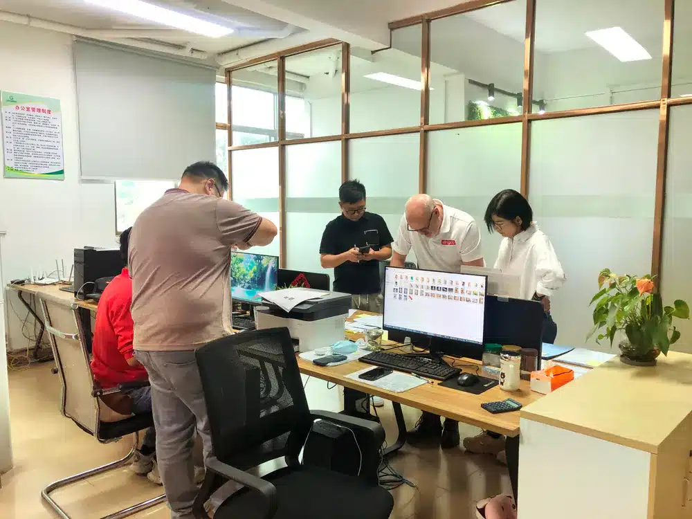 Haikuo team discussing profile and application requirements with a customer